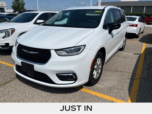 Used 2024 Chrysler Pacifica Touring-L FWD image 3