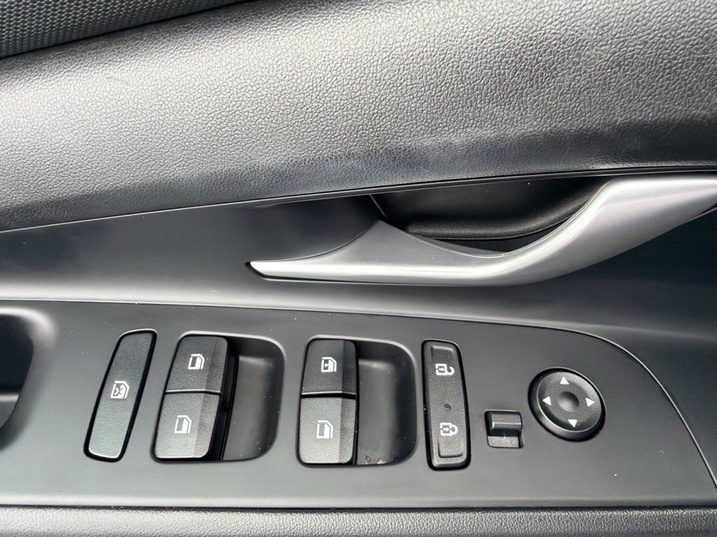 Used 2023 Hyundai Elantra SE FWD image 12