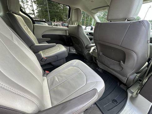 Used 2017 Chrysler Pacifica Touring-L w/ Tire & Wheel Group FWD image 10