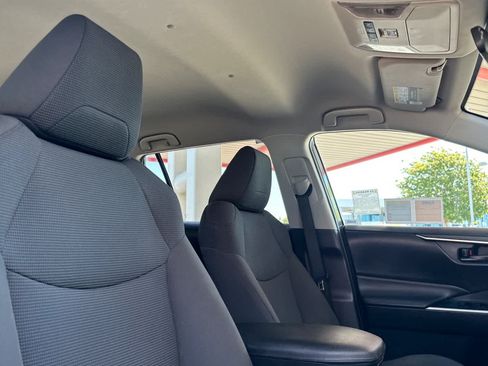 Used 2019 Toyota RAV4 LE AWD/4WD image 18