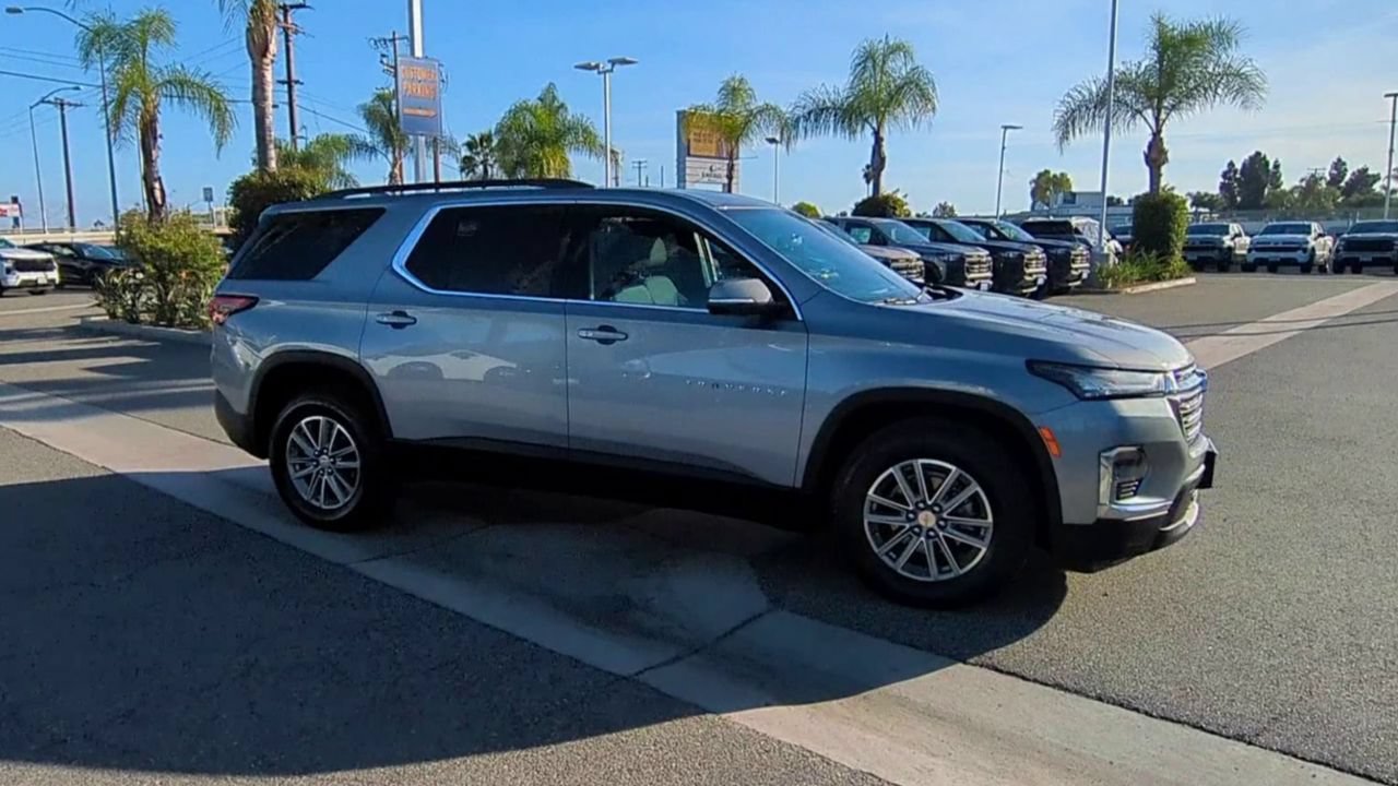 Used 2023 Chevrolet Traverse LT FWD image 9