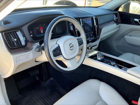Used 2022 Volvo XC60 B5 Momentum w/ Protection Package Premier image 18