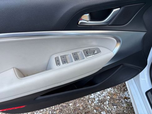 Used 2025 Genesis G70 2.5T image 21