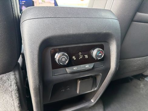 Used 2024 Chevrolet Traverse LT AWD/4WD image 20