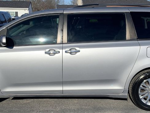 Used 2016 Toyota Sienna XLE image 2