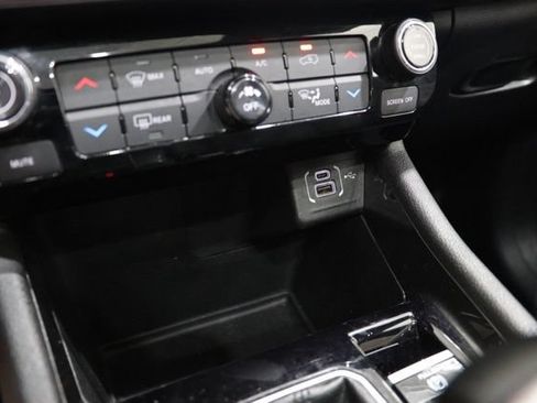 Used 2025 Jeep Compass Latitude w/ Sun & Sound Group AWD/4WD image 33