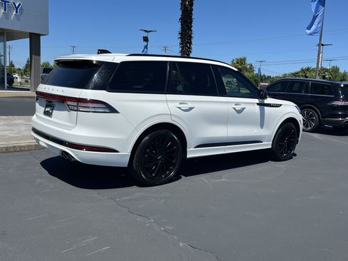 Used 2025 Lincoln Aviator Reserve w/ Luxury Package AWD/4WD image 3