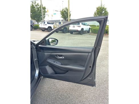 Used 2025 Nissan Sentra SV FWD image 17