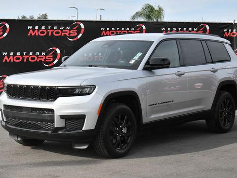 Used 2024 Jeep Grand Cherokee L Laredo image 3
