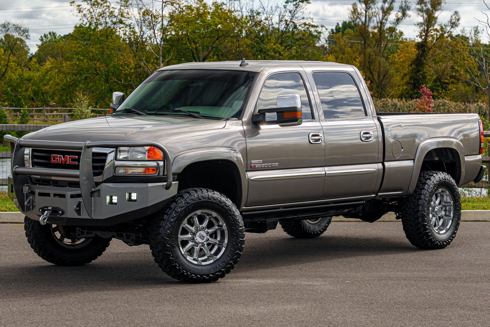 Used 2007 GMC Sierra 2500 SLT w/ Heavy-Duty Power Package AWD/4WD image 2