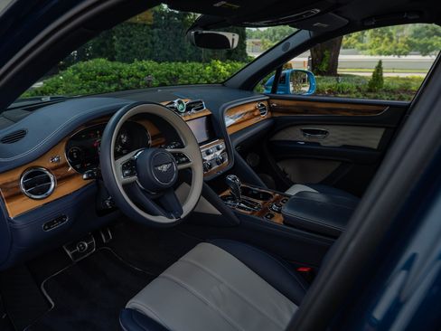 Used 2025 Bentley Bentayga Extended Wheelbase AWD/4WD image 9