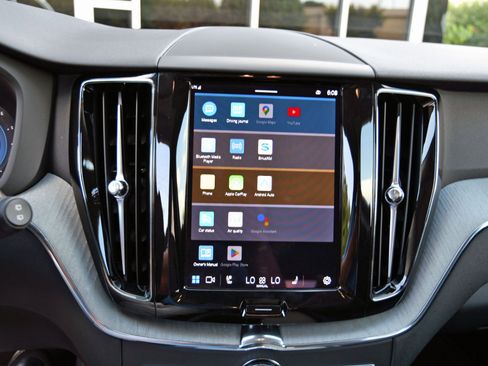 Used 2025 Volvo XC60 B5 Plus image 25