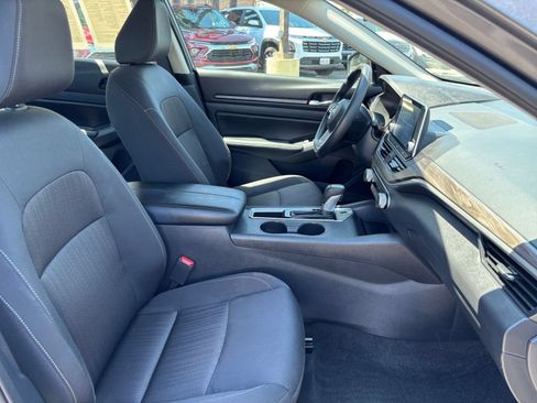 Used 2025 Nissan Altima 2.5 SV FWD image 31