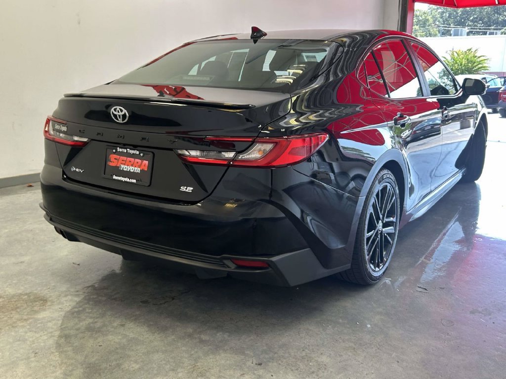 Used 2025 Toyota Camry SE FWD image 3