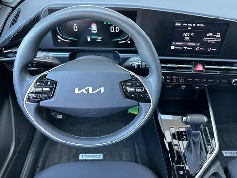 Certified 2025 Kia Niro LX FWD image 15