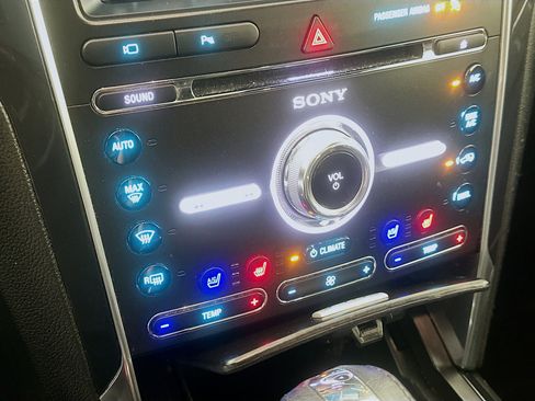 Used 2018 Ford Explorer Limited image 23