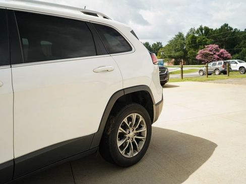 Used 2019 Jeep Cherokee Latitude Plus w/ Comfort/Convenience Group FWD image 20