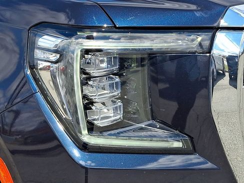 Used 2022 GMC Yukon XL SLT w/ SLT Premium Package image 9