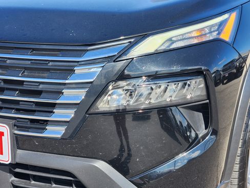 Used 2024 Nissan Rogue SV FWD image 8