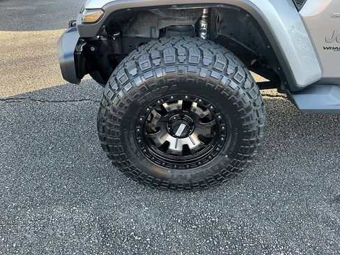 Used 2018 Jeep Wrangler Unlimited Sahara image 7