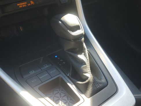 Used 2022 Toyota RAV4 XLE image 28