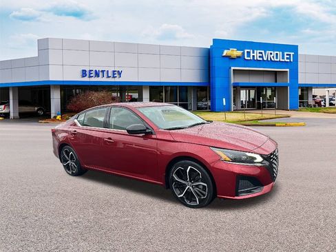 Used 2023 Nissan Altima 2.5 SR w/ SR Premium Package image 7