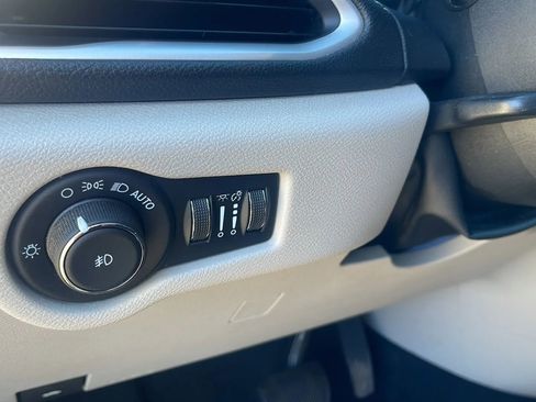 Used 2022 Chrysler Pacifica Touring-L image 19