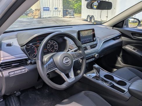 Used 2025 Nissan Altima 2.5 SV image 10