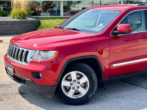 Used 2011 Jeep Grand Cherokee Laredo w/ Security & Convenience Group AWD/4WD image 2
