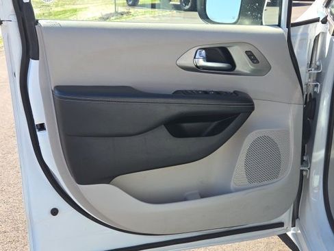 Used 2023 Chrysler Pacifica Touring-L FWD image 27