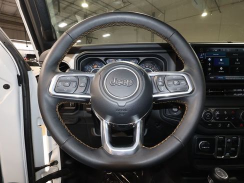 Used 2025 Jeep Wrangler Sahara image 10