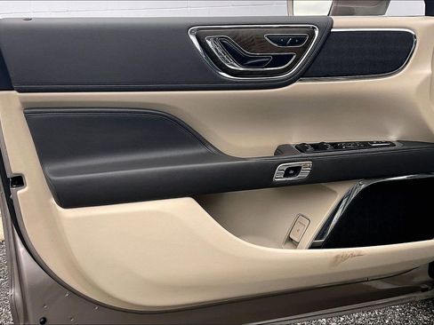 Used 2018 Lincoln Continental Select image 28