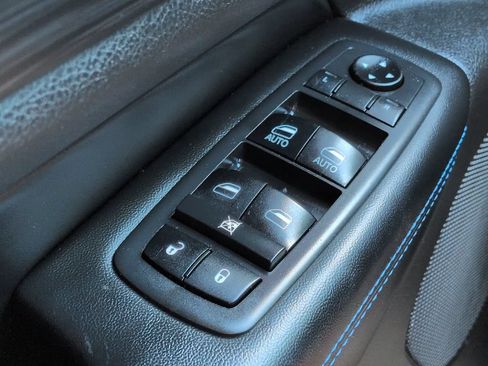 Used 2019 Jeep Grand Cherokee Laredo AWD/4WD image 23
