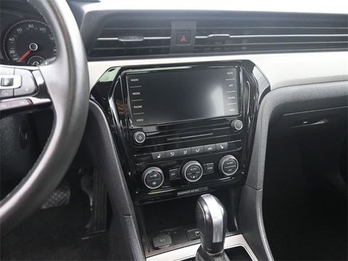 Used 2022 Volkswagen Passat 2.0T SE image 6