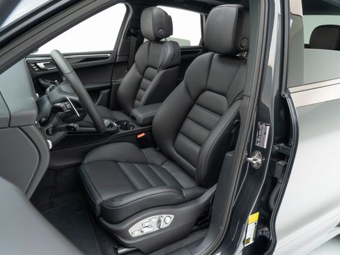 Certified 2026 Porsche Macan AWD/4WD image 5