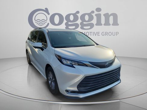 Used 2023 Toyota Sienna XLE FWD image 6