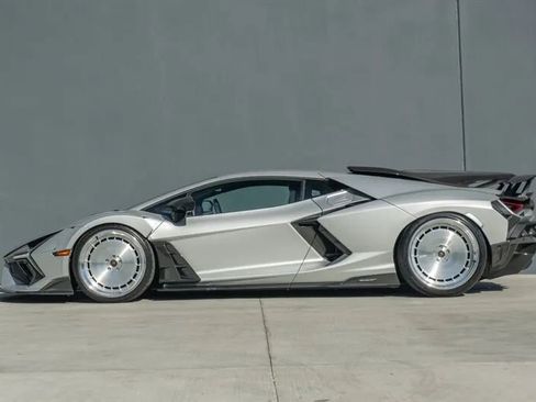 Used 2024 Lamborghini Revuelto image 6