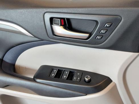 Used 2019 Toyota Highlander Limited FWD image 33