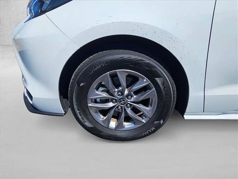 Used 2024 Toyota Sienna LE w/ LE Plus Package image 24