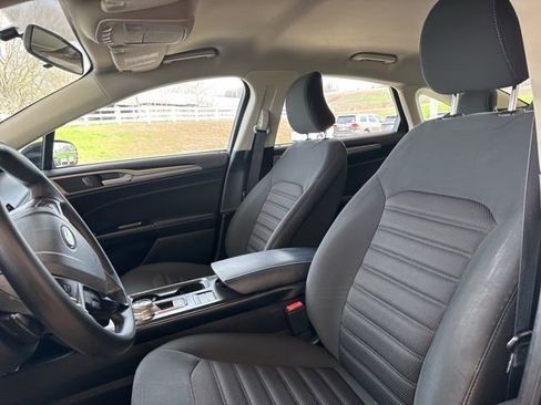 Used 2017 Ford Fusion SE w/ Fusion SE Technology Package FWD image 3