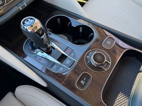 Used 2023 Bentley Bentayga Extended Wheelbase image 32