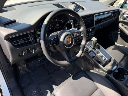 Certified 2023 Porsche Macan AWD/4WD image 4