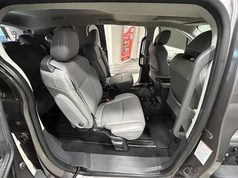 Used 2022 Toyota Sienna XLE FWD image 43