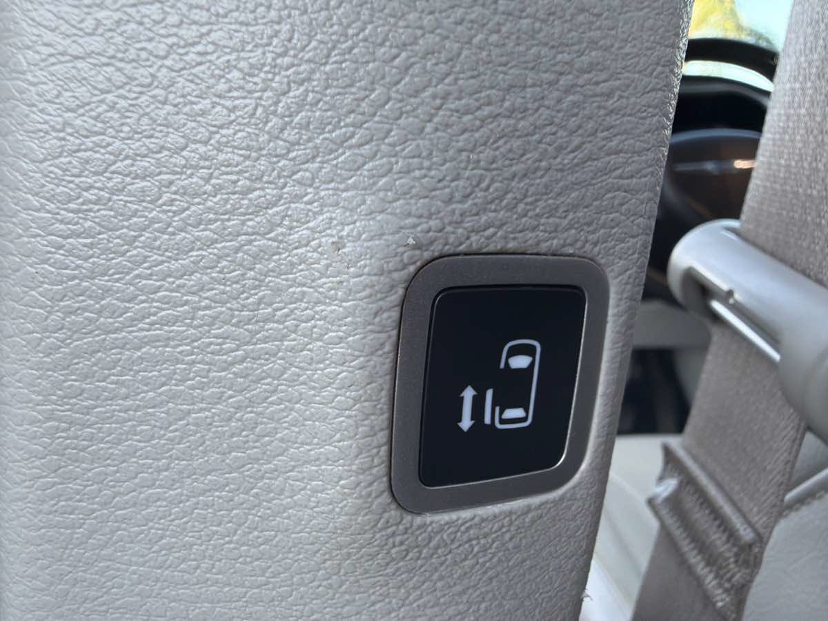 Used 2021 Chrysler Pacifica Touring-L FWD image 49