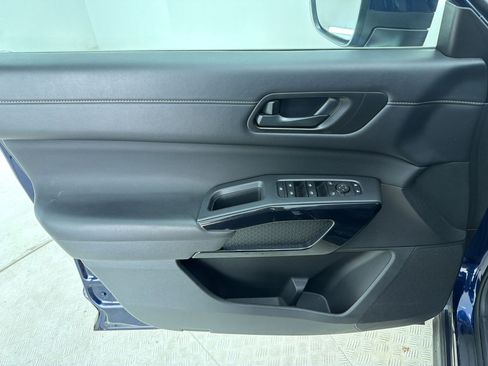 Used 2025 Nissan Pathfinder SV FWD image 13