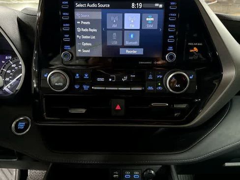 Used 2022 Toyota Highlander XLE AWD/4WD image 23