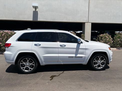 Used 2019 Jeep Grand Cherokee Overland AWD/4WD image 3