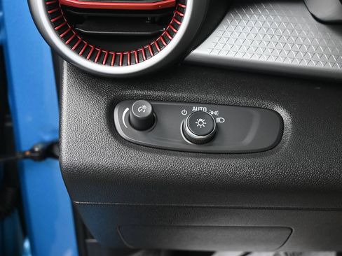Used 2025 Chevrolet Trax RS w/ Sunroof Package FWD image 19