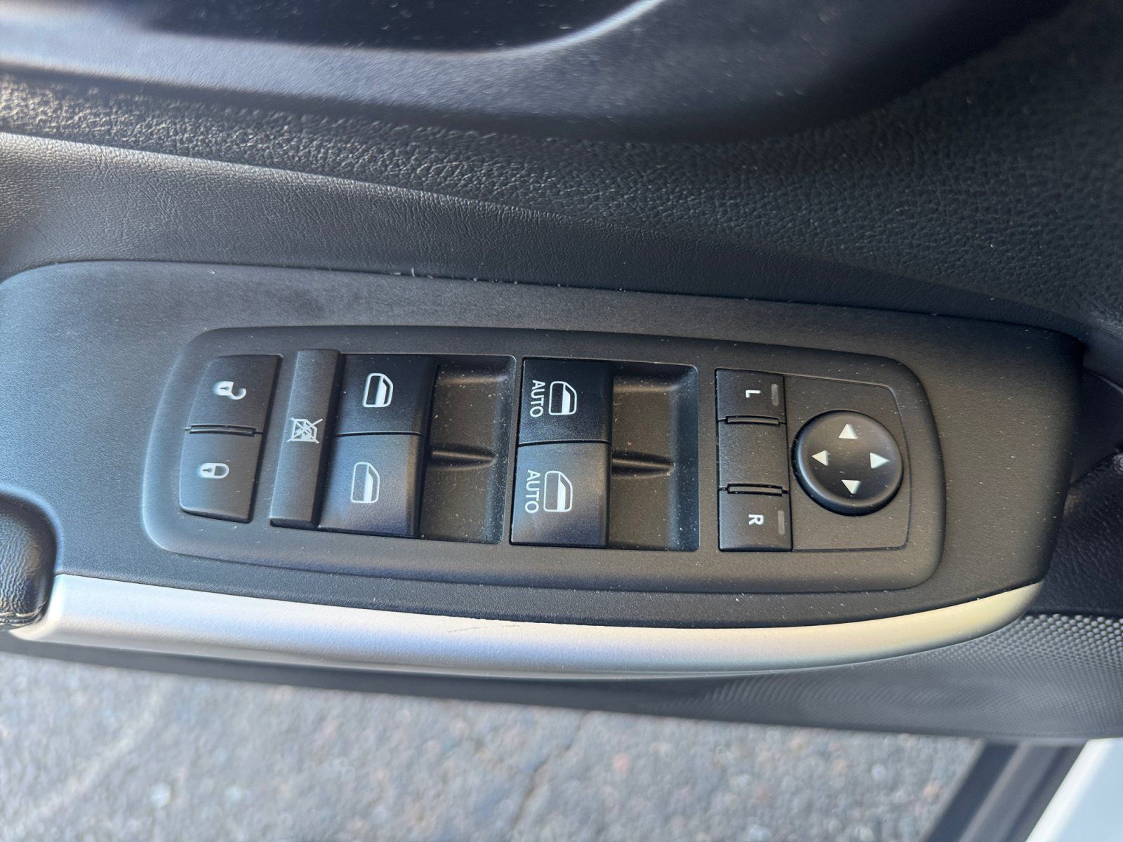 Used 2018 Jeep Cherokee Latitude Plus w/ Comfort/Convenience Group FWD image 12