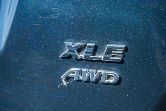 Used 2018 Toyota RAV4 XLE AWD/4WD image 9